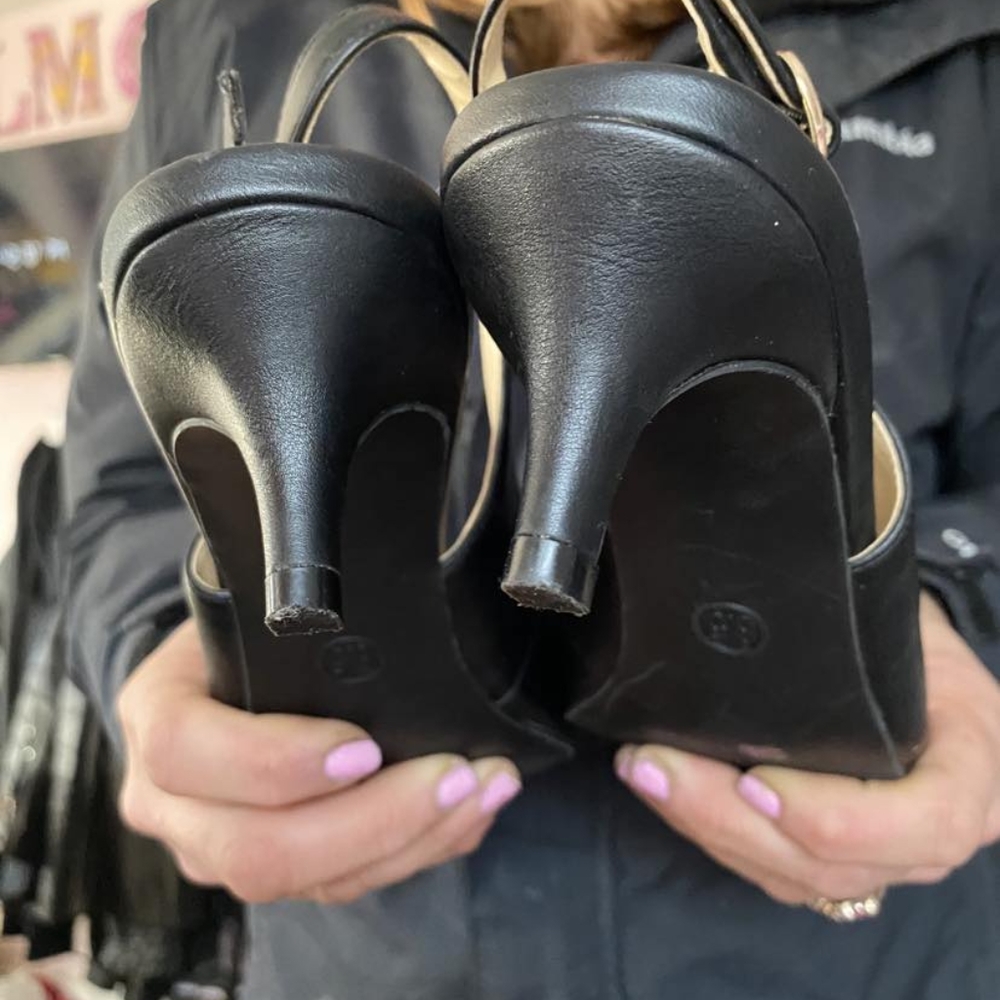 8 Liz Claiborne Black Slingbacks